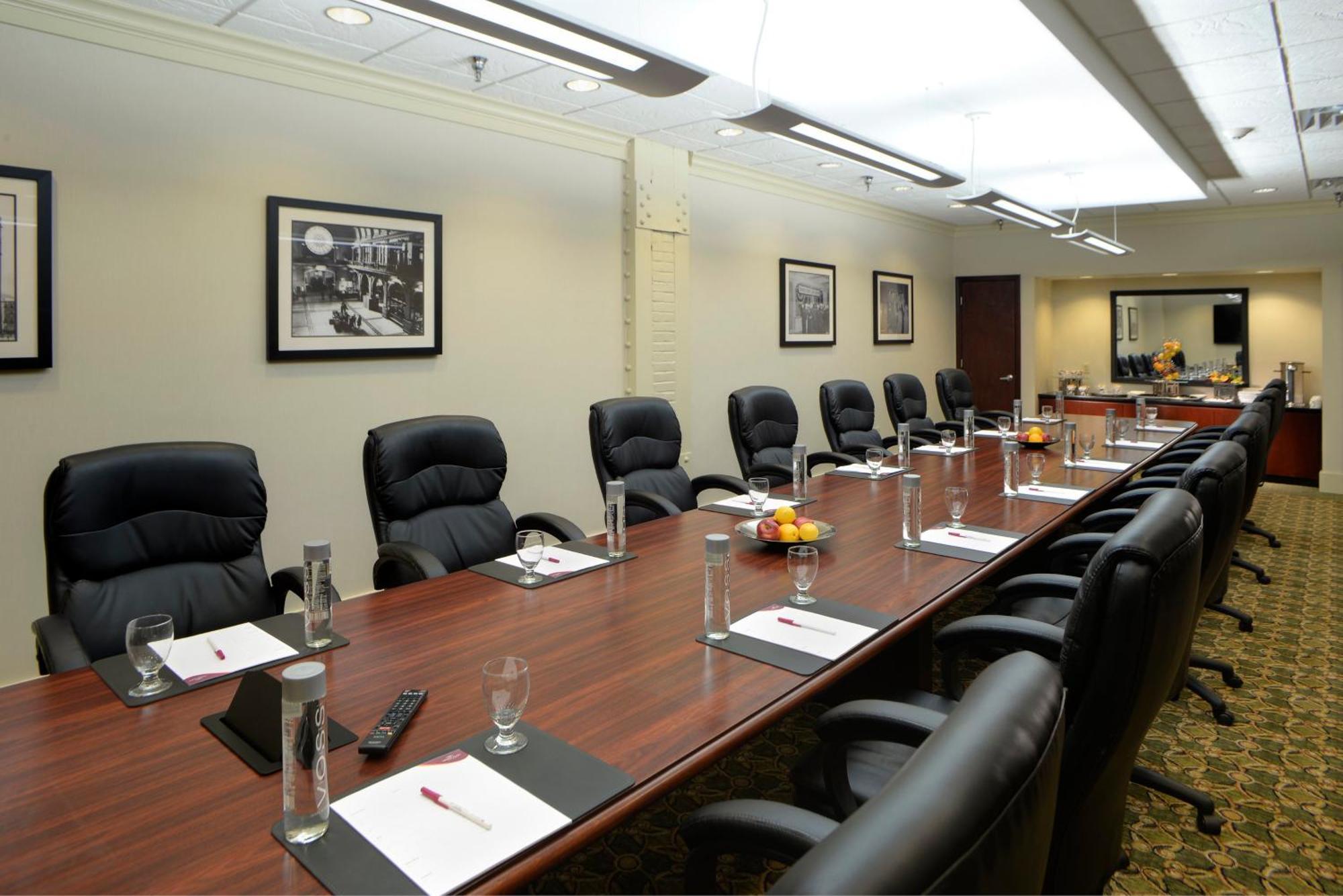 Отель Crowne Plaza Indianapolis-Dwtn-Union Stn By Ihg Экстерьер фото